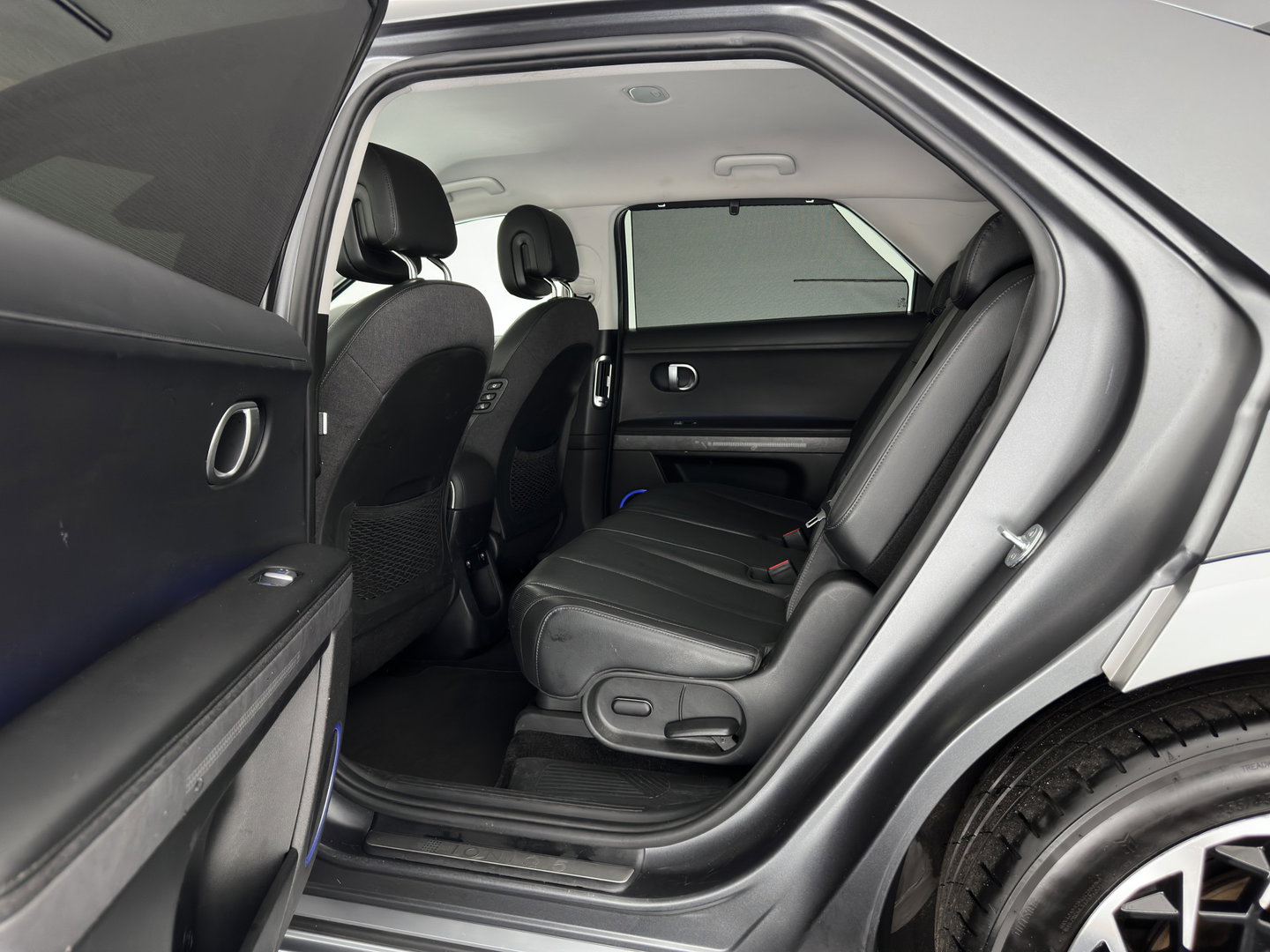 Hyundai IONIQ 5 Lounge 77.4 kWh (INCL-BTW) *AUT | HEATPUMP | LEATHER | BOSE-SOUND | FULL-LED | ADAPTIVE-CRUISE | BLINDSPOT | DIGI-COCKPIT | AMBIENTLIGHT | DAB | SHIFTPADDLES | HEAD-UP | NAVI-FULLMAP | KEYLESS | 20 INCH*