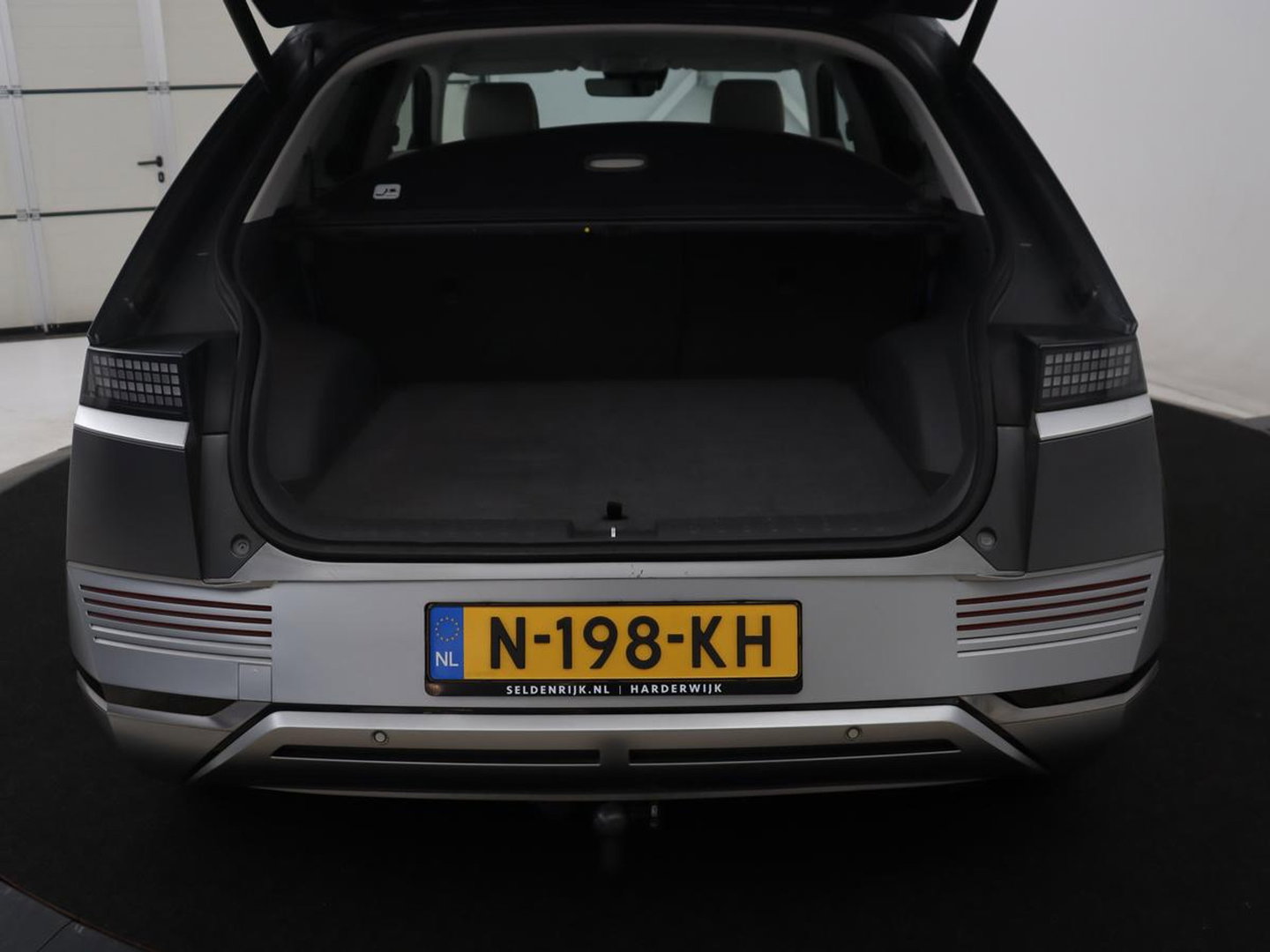 Hyundai IONIQ 5 Lounge 73kWh | SOH 96,2% | Leder | Memory | Stuur/stoel verwarming | Stoelventilatie | Adaptive cruise | Trekhaak | Head-up | 360 camera | Park assist | BOSE sound | Carplay