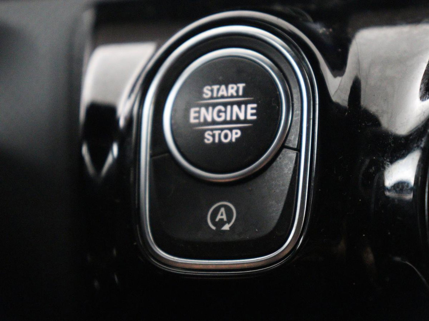 Mercedes-Benz CLA-Klasse 180 Business Solution AMG | Panoramadak | Leder/alcantara | Stoelverwarming | Cruise control | Navigatie | Carplay | Climate control | Camera | Park assist
