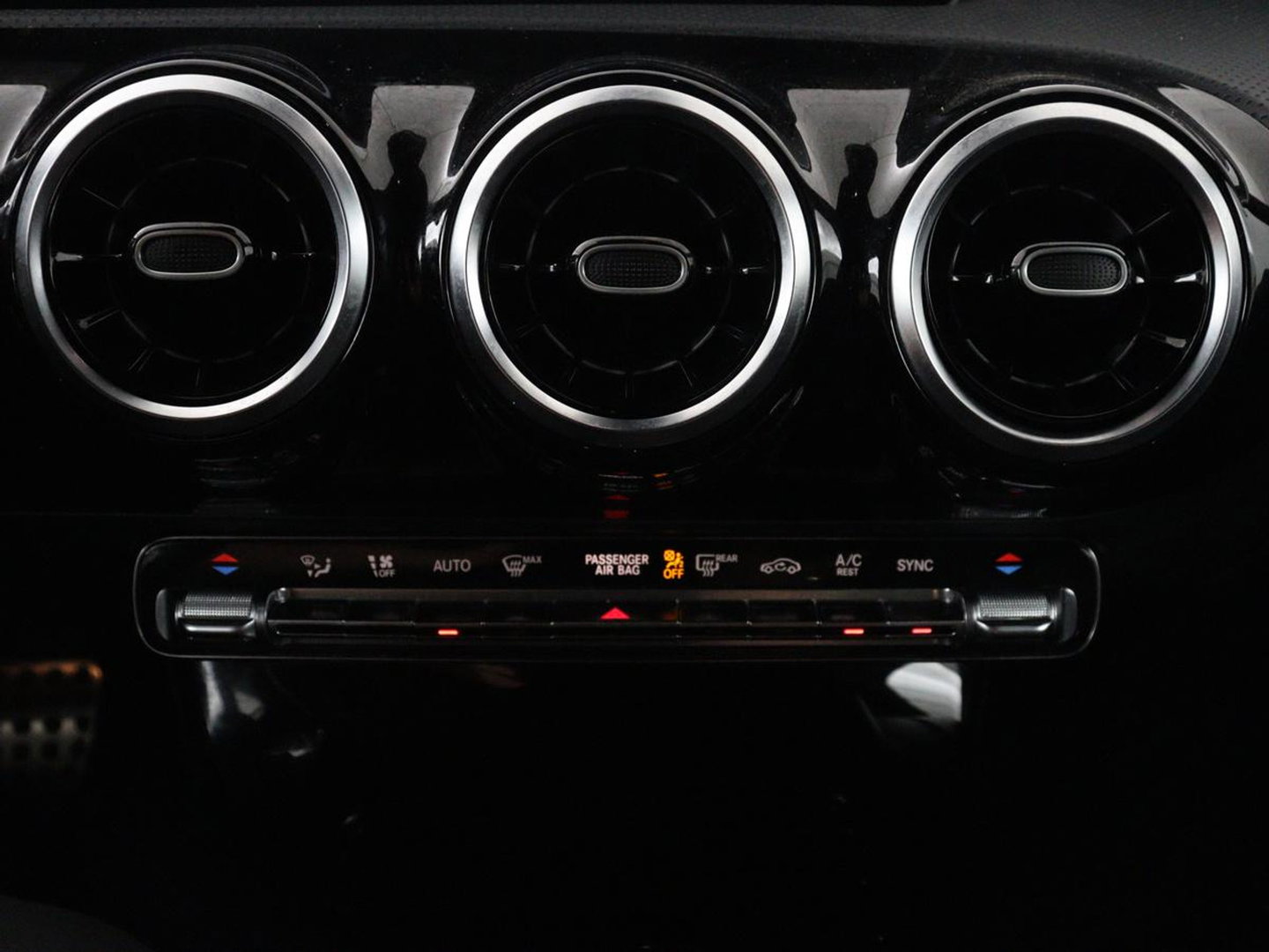 Mercedes-Benz CLA-Klasse 180 Business Solution AMG | Panoramadak | Leder/alcantara | Stoelverwarming | Cruise control | Navigatie | Carplay | Climate control | Camera | Park assist