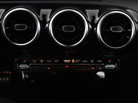 Mercedes-Benz CLA-Klasse 180 Business Solution AMG | Panoramadak | Leder/alcantara | Stoelverwarming | Cruise control | Navigatie | Carplay | Climate control | Camera | Park assist
