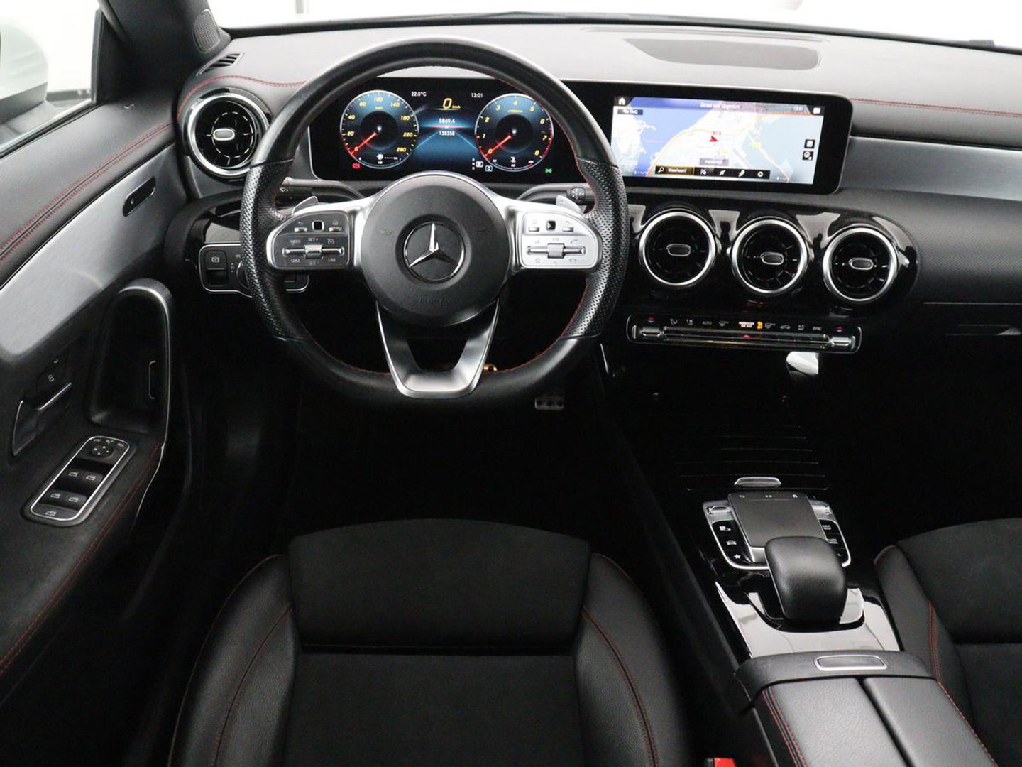 Mercedes-Benz CLA-Klasse 180 Business Solution AMG | Panoramadak | Leder/alcantara | Stoelverwarming | Cruise control | Navigatie | Carplay | Climate control | Camera | Park assist