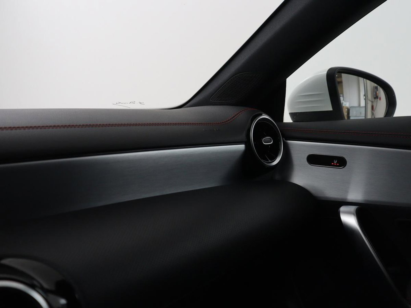 Mercedes-Benz CLA-Klasse 180 Business Solution AMG | Panoramadak | Leder/alcantara | Stoelverwarming | Cruise control | Navigatie | Carplay | Climate control | Camera | Park assist