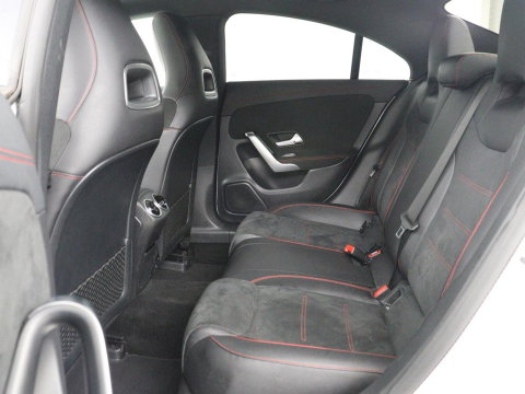 Mercedes-Benz CLA-Klasse 180 Business Solution AMG | Panoramadak | Leder/alcantara | Stoelverwarming | Cruise control | Navigatie | Carplay | Climate control | Camera | Park assist