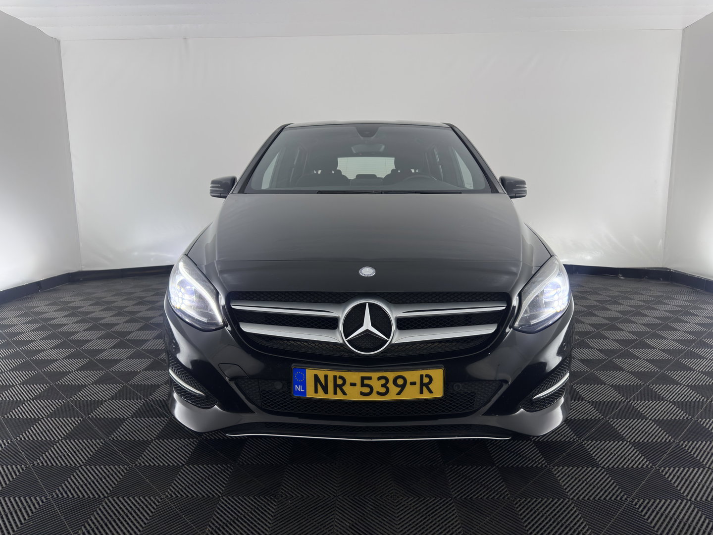 Mercedes-Benz B-Klasse 180 d Lease Edition Plus (INCL-BTW) * FULL-LED | SPORTSEATS | NAVI-FULLMAP | ECC | PDC | CRUISE | KEYLESS | 16''ALU*