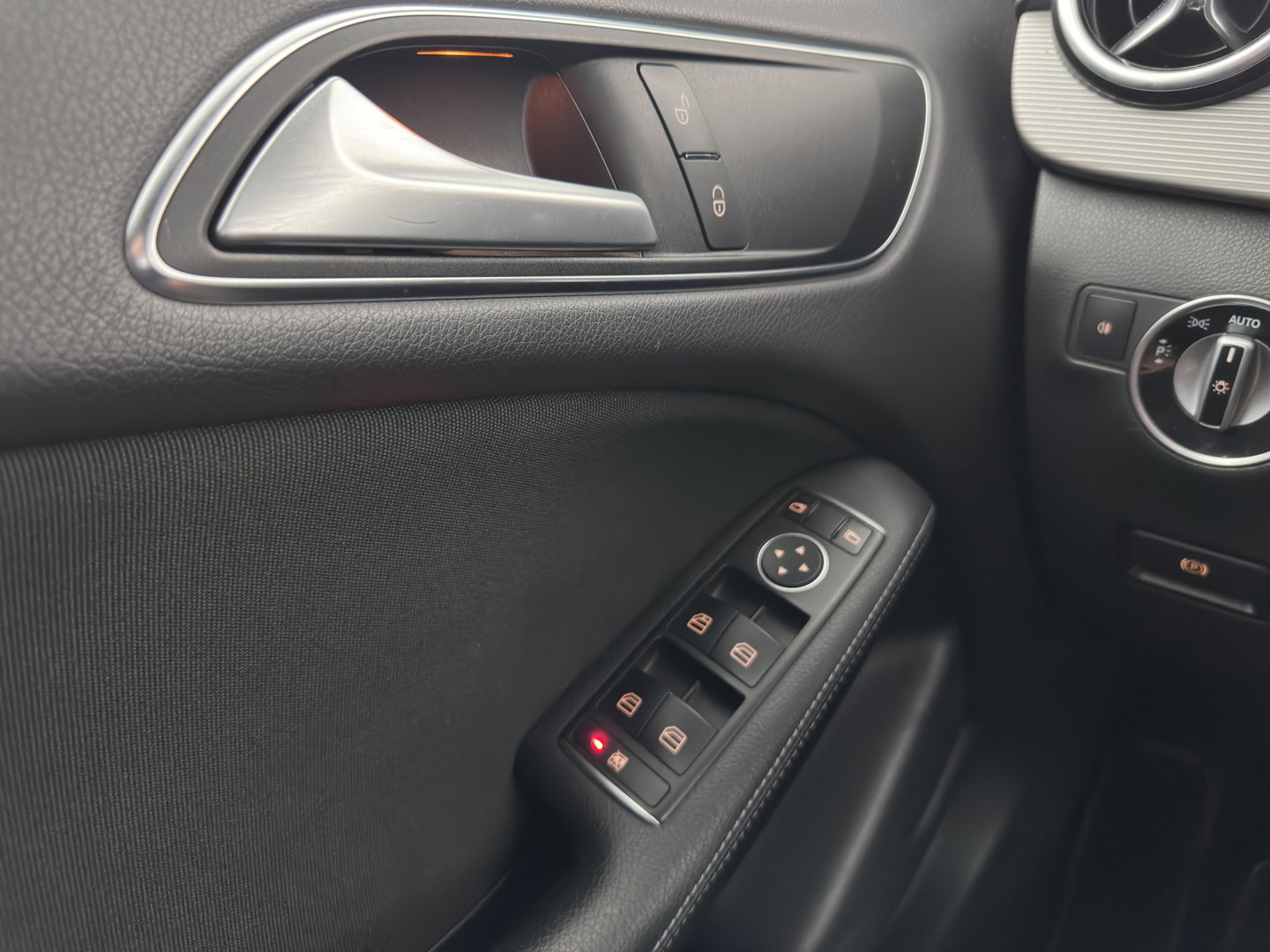 Mercedes-Benz B-Klasse 180 d Lease Edition Plus (INCL-BTW) * FULL-LED | SPORTSEATS | NAVI-FULLMAP | ECC | PDC | CRUISE | KEYLESS | 16''ALU*