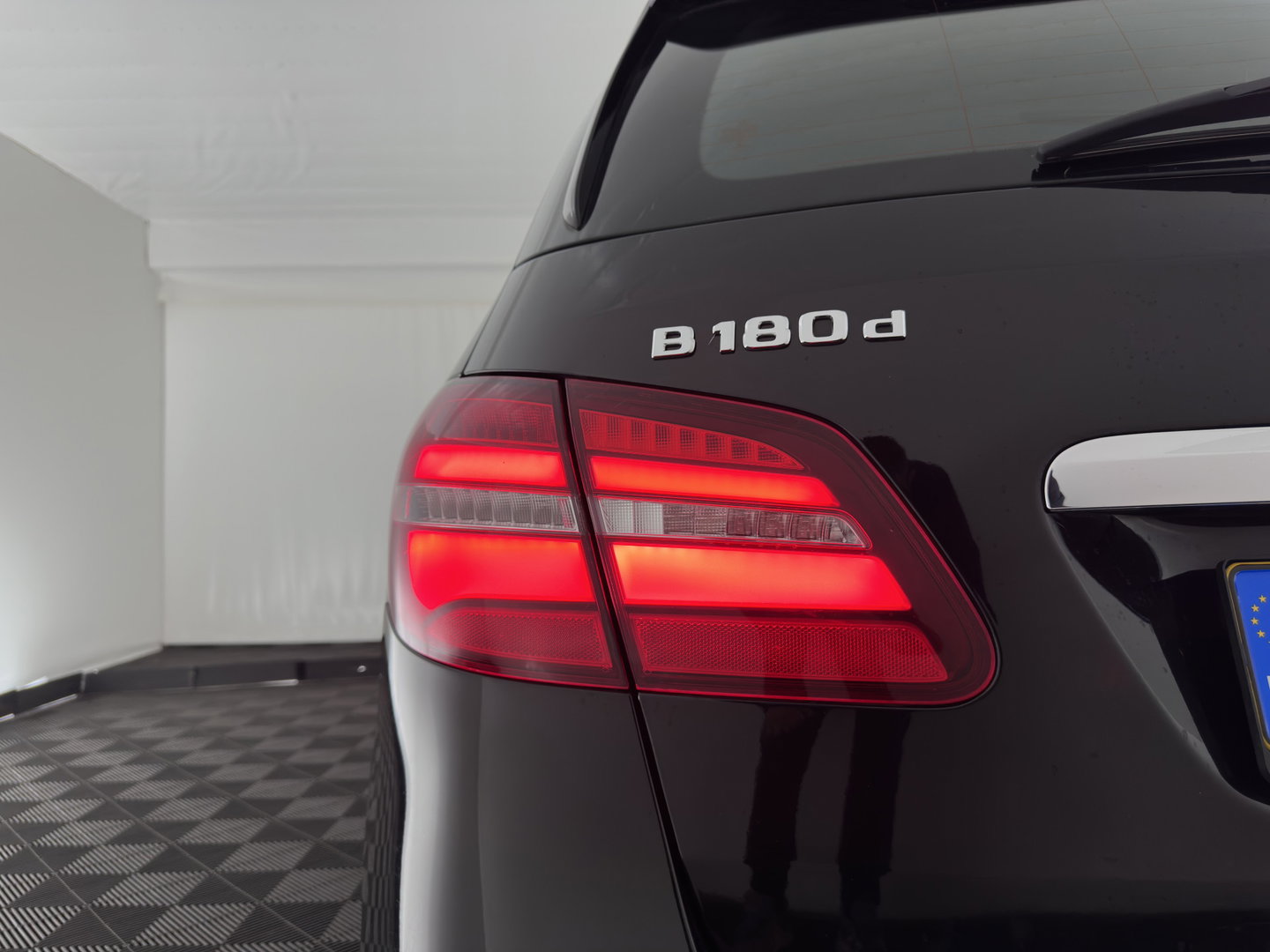 Mercedes-Benz B-Klasse 180 d Lease Edition Plus (INCL-BTW) * FULL-LED | SPORTSEATS | NAVI-FULLMAP | ECC | PDC | CRUISE | KEYLESS | 16''ALU*