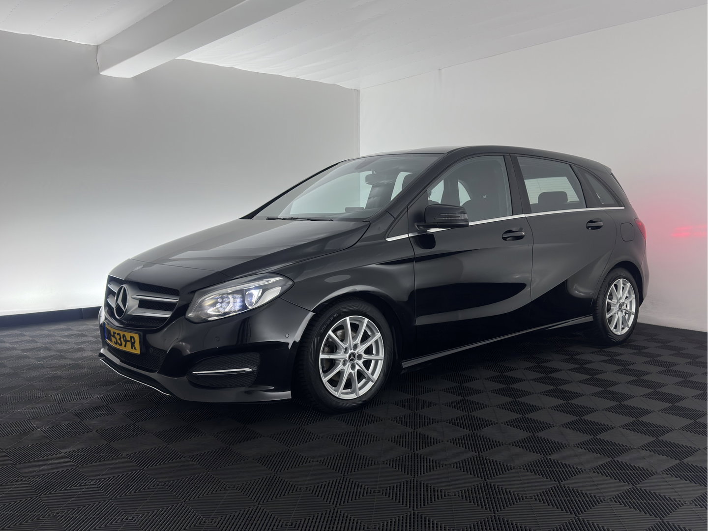 Mercedes-Benz B-Klasse 180 d Lease Edition Plus (INCL-BTW) * FULL-LED | SPORTSEATS | NAVI-FULLMAP | ECC | PDC | CRUISE | KEYLESS | 16''ALU*