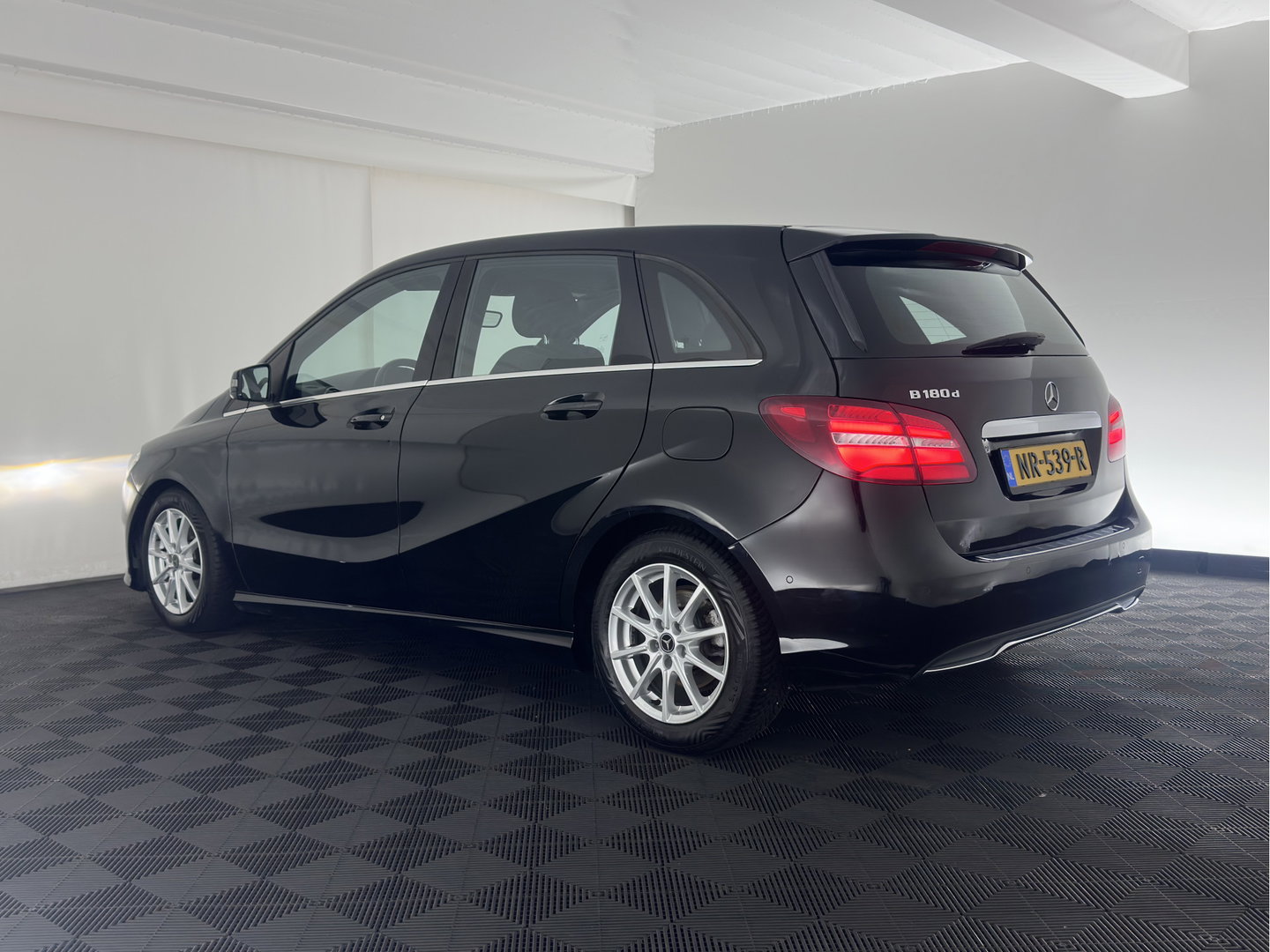 Mercedes-Benz B-Klasse 180 d Lease Edition Plus (INCL-BTW) * FULL-LED | SPORTSEATS | NAVI-FULLMAP | ECC | PDC | CRUISE | KEYLESS | 16''ALU*