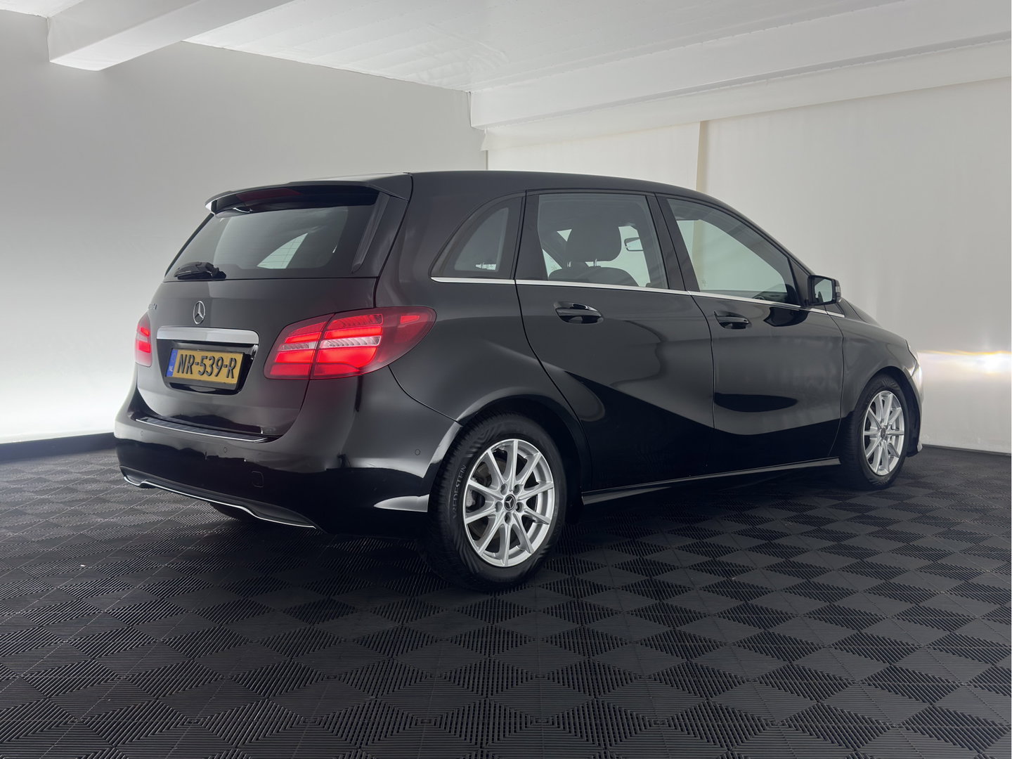 Mercedes-Benz B-Klasse 180 d Lease Edition Plus (INCL-BTW) * FULL-LED | SPORTSEATS | NAVI-FULLMAP | ECC | PDC | CRUISE | KEYLESS | 16''ALU*