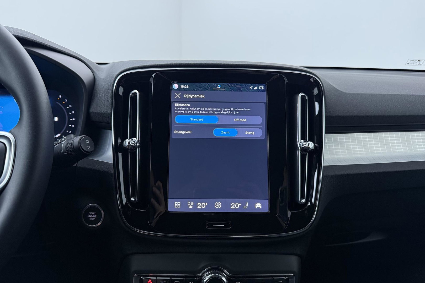 Volvo XC40 2.0 B3 Plus Black Edition | Harman/Kardon | Camera | Stoel+Stuurverwarming | Memory | Keyless | 20 Inch