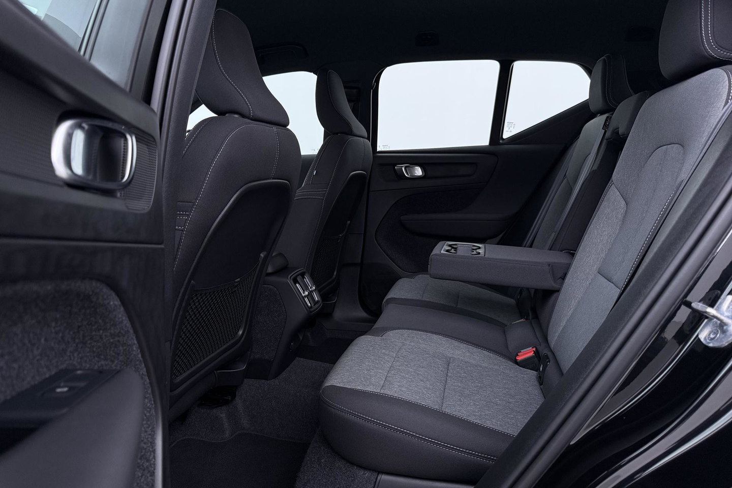 Volvo XC40 2.0 B3 Plus Black Edition | Harman/Kardon | Camera | Stoel+Stuurverwarming | Memory | Keyless | 20 Inch