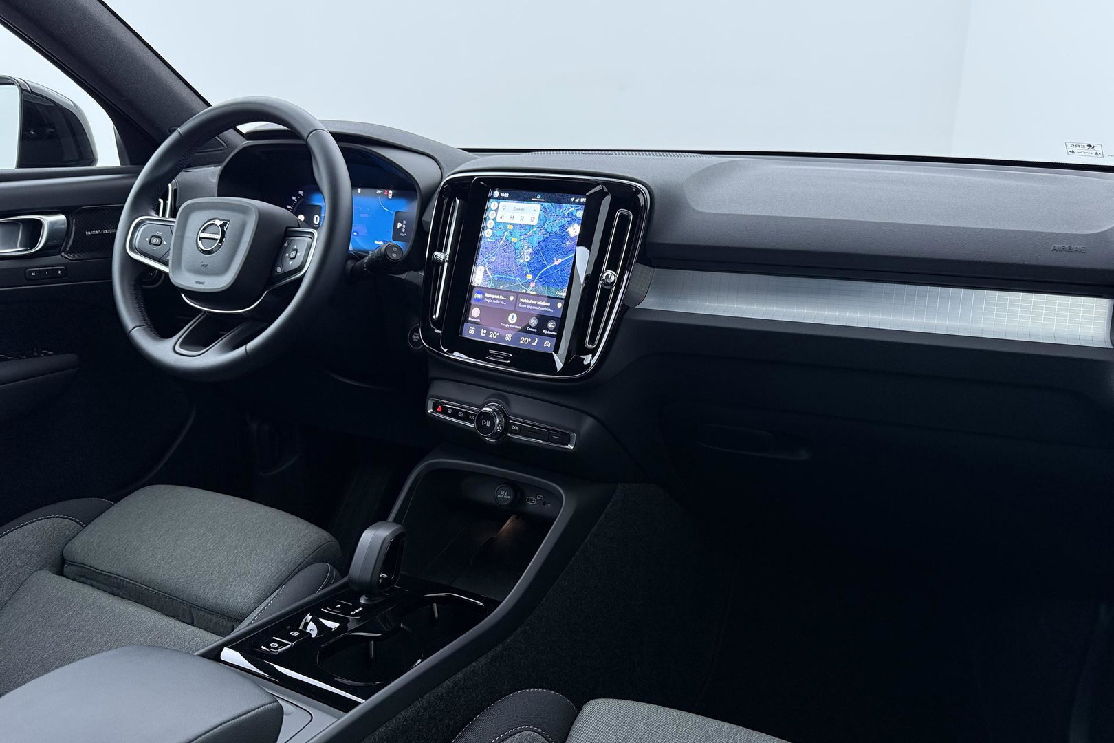 Volvo XC40 2.0 B3 Plus Black Edition | Harman/Kardon | Pilot Assist | Camera | BLIS | Memory | Stoel+Stuurverwarming | Keyless | ACC | 20 Inch