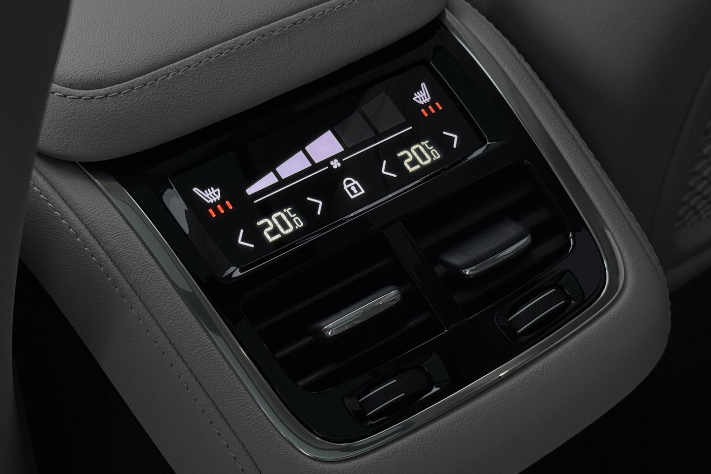 Volvo XC90 T8 Ultra Bright | Bowers&Wilkins | Luchtvering | Trekhaak | Panoramadak | 360° Camera | Massage | Stoelventilatie | 22 Inch