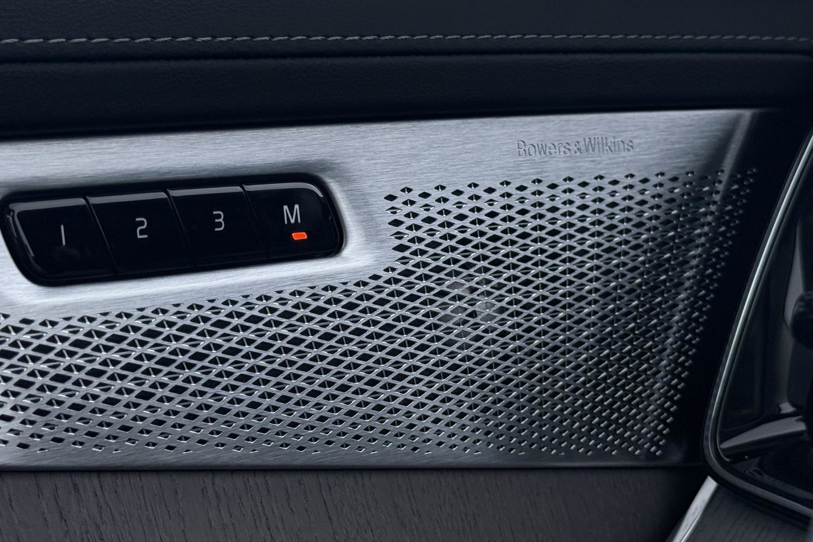 Volvo XC90 T8 Ultra Bright | Bowers&Wilkins | Luchtvering | Trekhaak | Panoramadak | 360° Camera | Massage | Stoelventilatie | 22 Inch