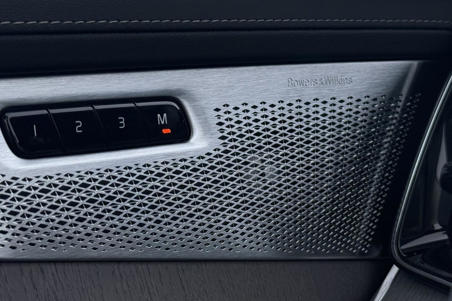 Volvo XC90 T8 Ultra Bright | Bowers&Wilkins | Luchtvering | Trekhaak | Panoramadak | 360° Camera | Massage | Stoelventilatie | 22 Inch