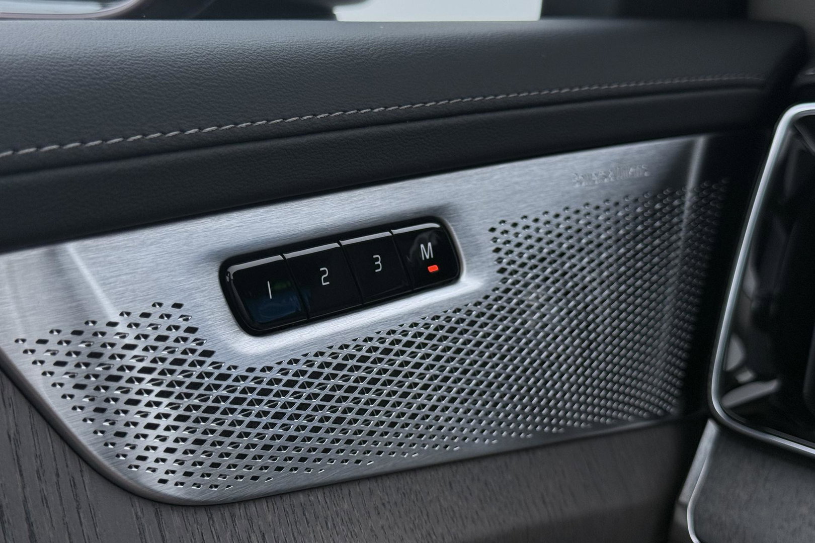 Volvo XC90 T8 Ultra Bright | Bowers&Wilkins | Luchtvering | Trekhaak | Panoramadak | 360° Camera | Massage | Stoelventilatie | 22 Inch