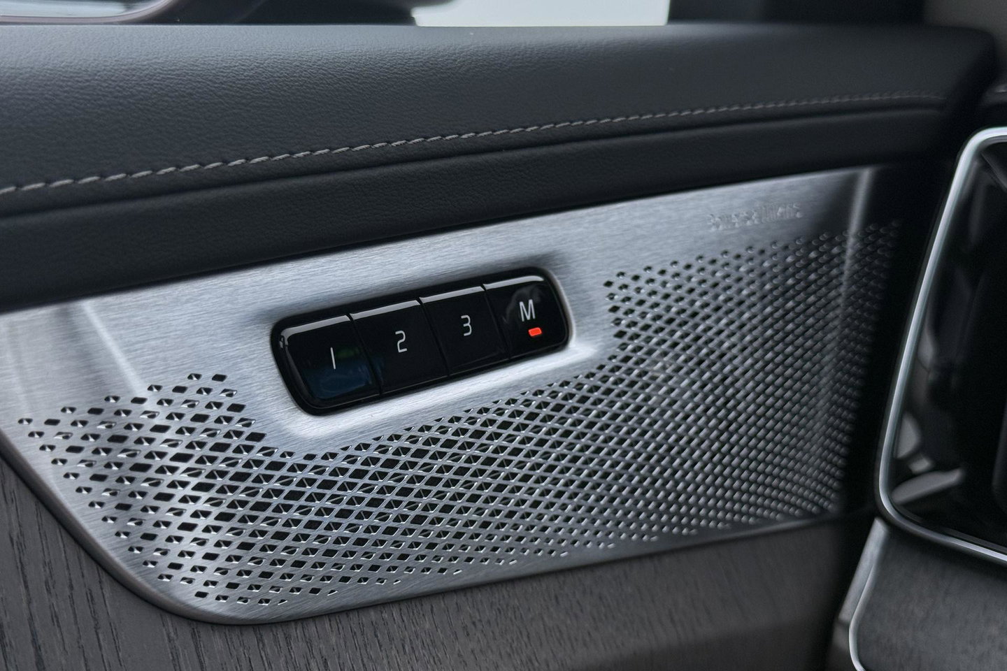 Volvo XC90 T8 Ultra Bright | Bowers&Wilkins | Luchtvering | Trekhaak | Panoramadak | 360° Camera | Massage | Stoelventilatie | 22 Inch