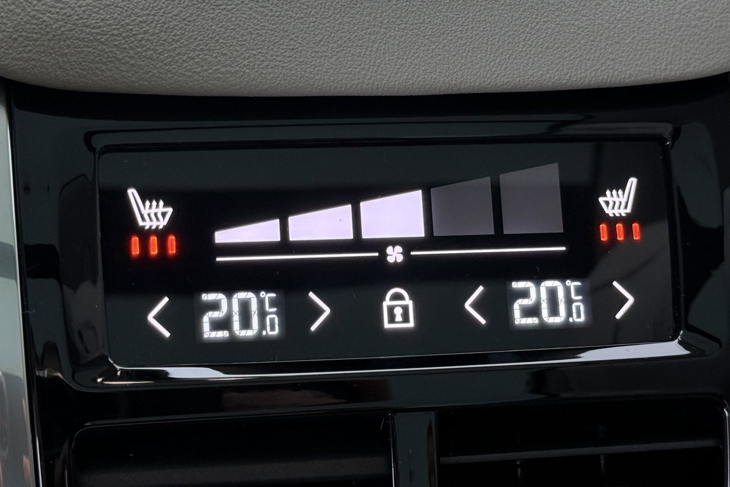 Volvo XC90 T8 Ultra Bright | Bowers&Wilkins | Luchtvering | Trekhaak | Panoramadak | 360° Camera | Massage | Stoelventilatie | 22 Inch