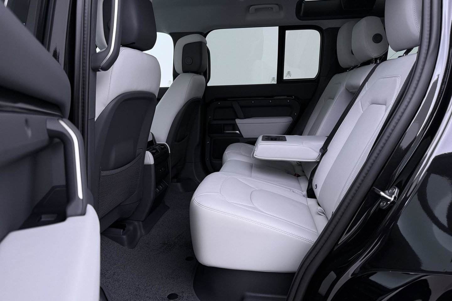 Land Rover Defender 110 P300e X-Dynamic HSE | MY26 | Luchtvering | Stoelventilatie | Panoramadak | Trekhaak | 360° Camera | ACC