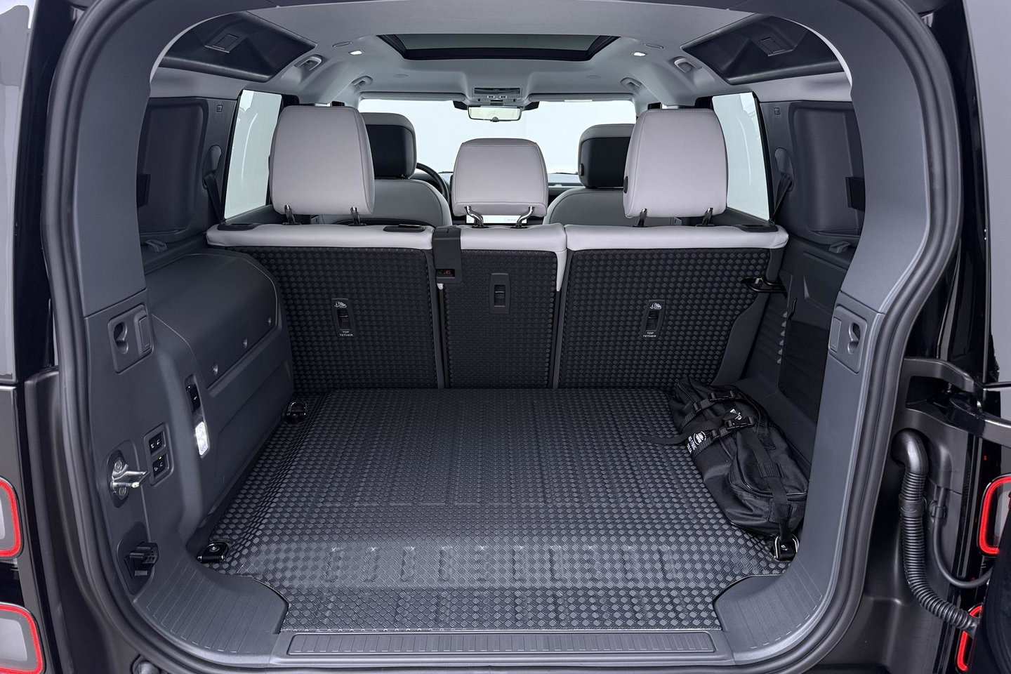 Land Rover Defender 110 P300e X-Dynamic HSE | MY26 | Luchtvering | Stoelventilatie | Panoramadak | Trekhaak | 360° Camera | ACC