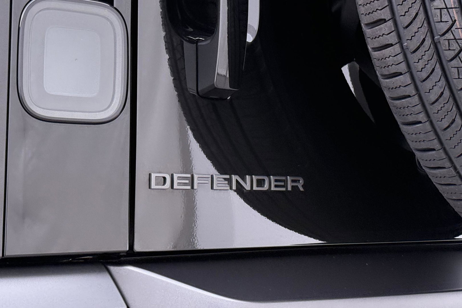 Land Rover Defender 110 P300e X-Dynamic HSE | MY26 | Luchtvering | Stoelventilatie | Panoramadak | Trekhaak | 360° Camera | ACC