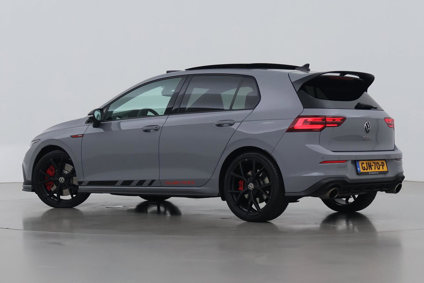 Volkswagen Golf 2.0 GTI Clubsport | Panoramadak | Nurburgring Pack | 19 inch | Stoel- Stuurverwarming