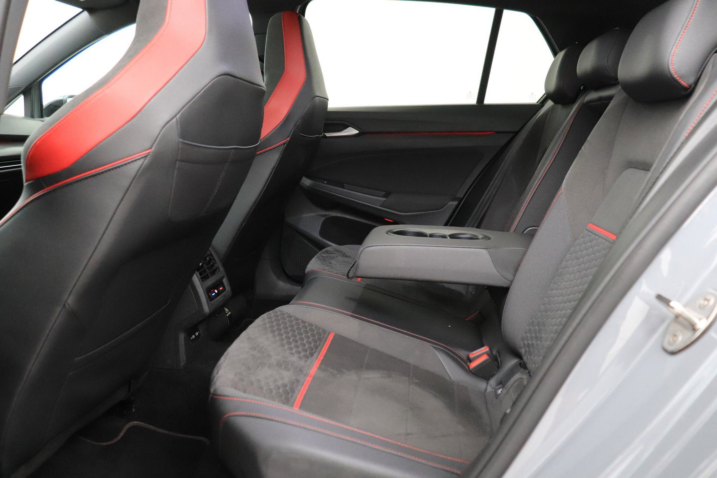Volkswagen Golf 2.0 GTI Clubsport | Panoramadak | Nurburgring Pack | 19 inch | Stoel- Stuurverwarming