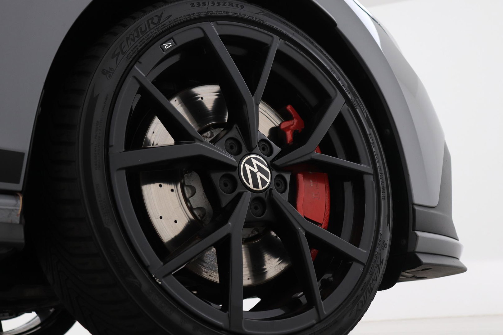 Volkswagen Golf 2.0 GTI Clubsport | Panoramadak | Nurburgring Pack | 19 inch | Stoel- Stuurverwarming