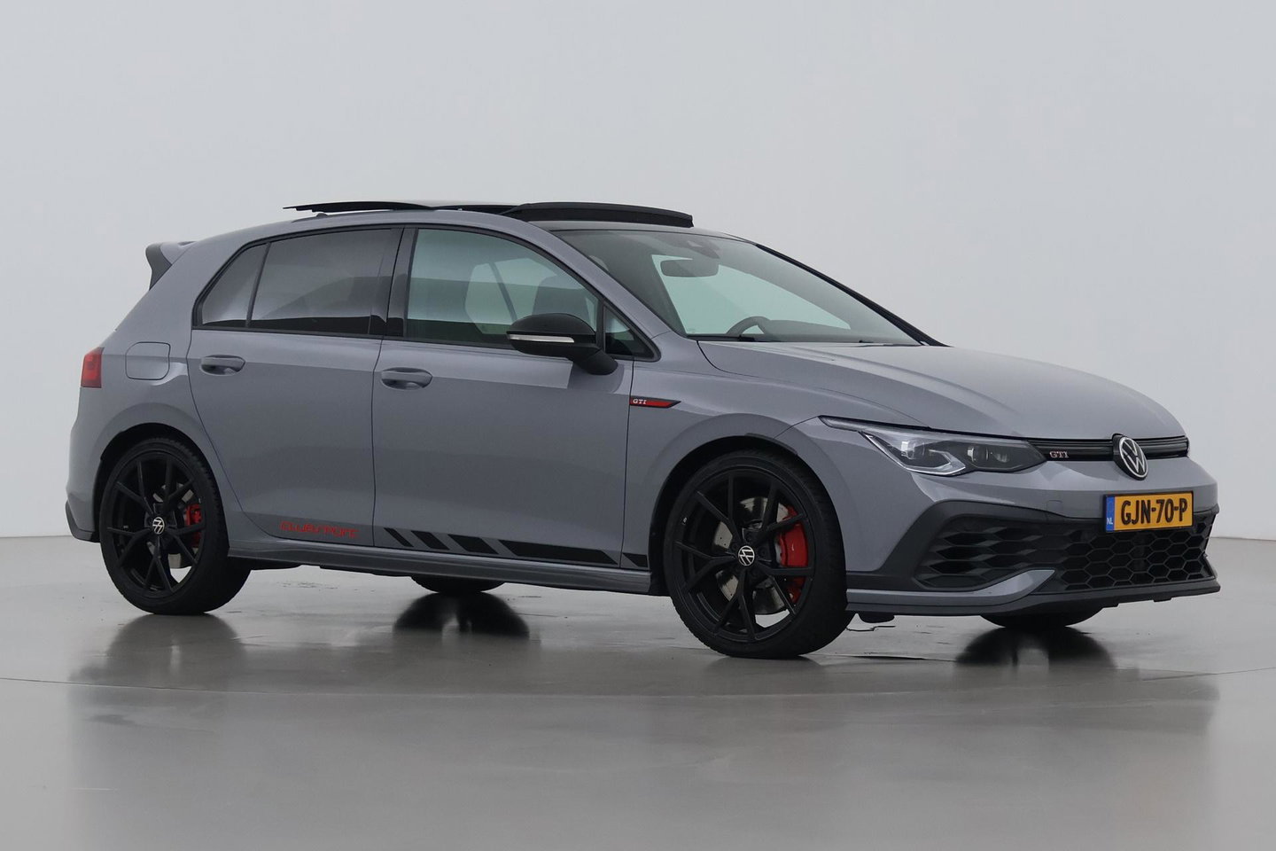 Volkswagen Golf 2.0 GTI Clubsport | Panoramadak | Nurburgring Pack | 19 inch | Stoel- Stuurverwarming