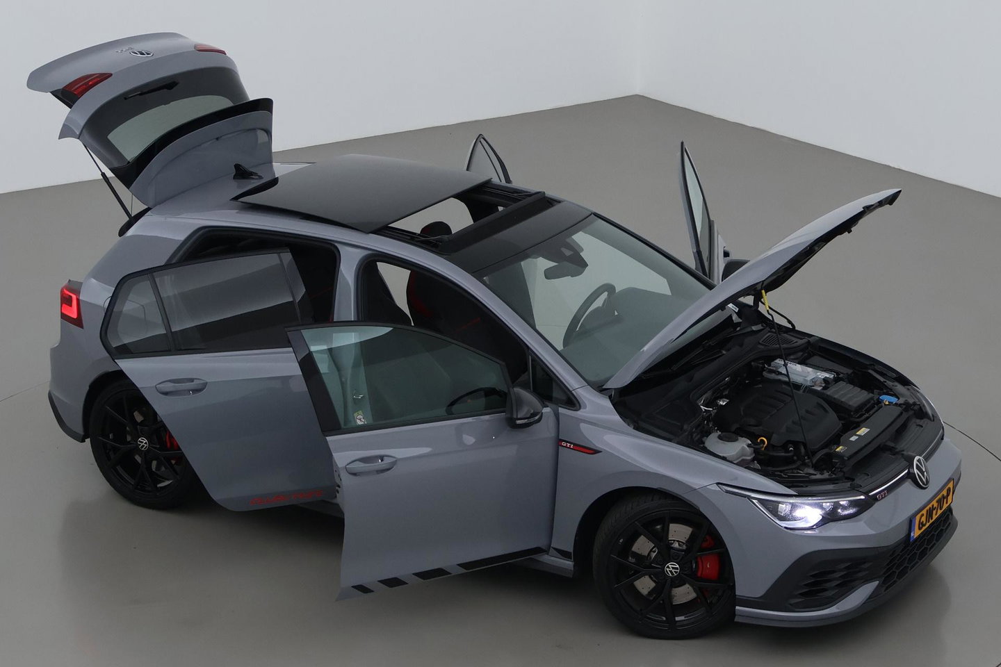Volkswagen Golf 2.0 GTI Clubsport | Panoramadak | Nurburgring Pack | 19 inch | Stoel- Stuurverwarming