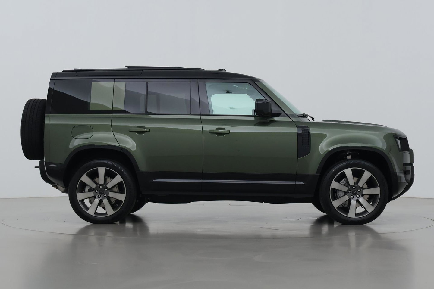 Land Rover Defender 110 P300e X-Dynamic HSE | MY26 | ACC | Trekhaak | ClearSight | Luchtvering | Panoramadak | Meridian Surround | Head-Up | 22 Inch