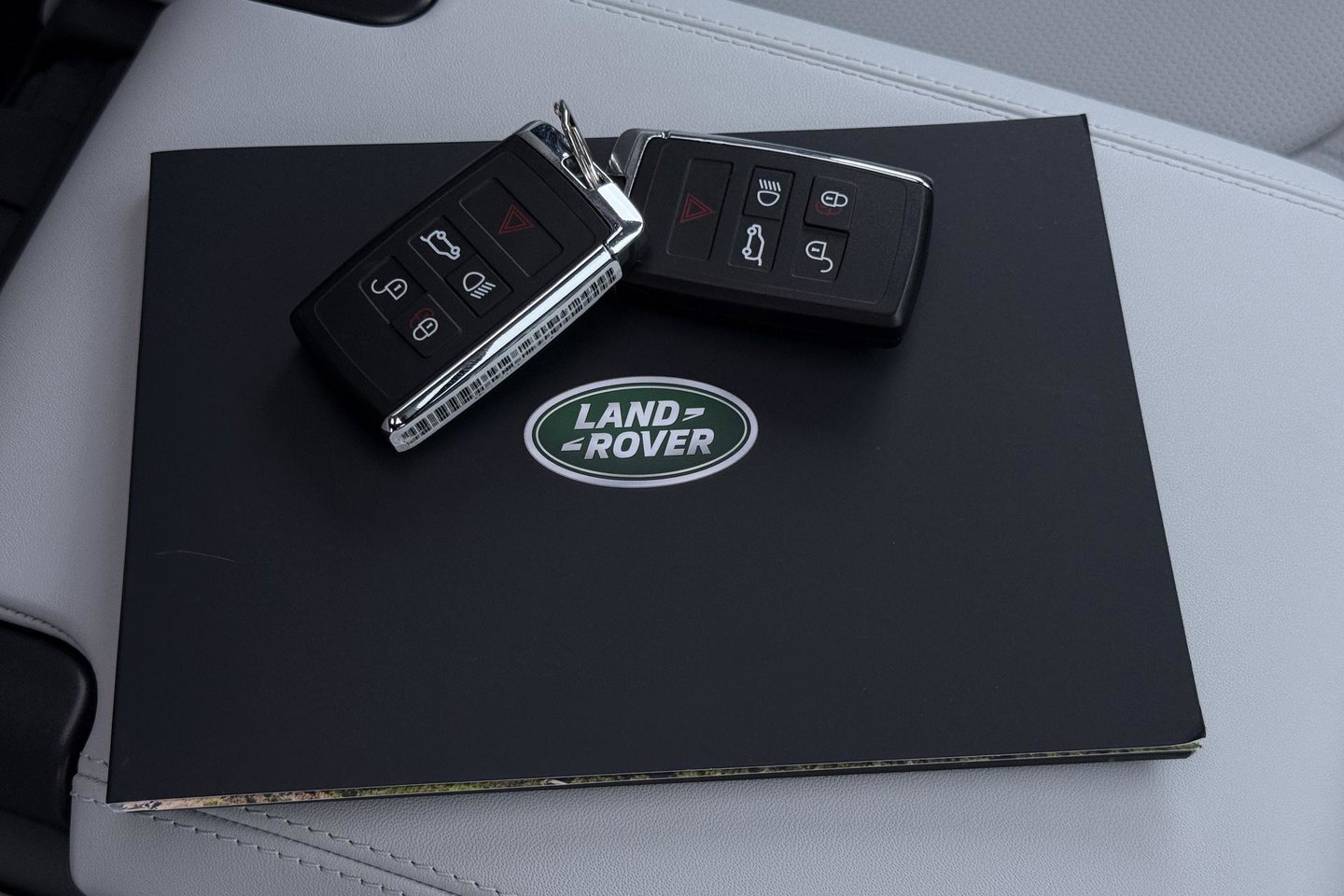 Land Rover Defender 110 P300e X-Dynamic HSE | MY26 | ACC | Trekhaak | ClearSight | Luchtvering | Panoramadak | Meridian Surround | Head-Up | 22 Inch