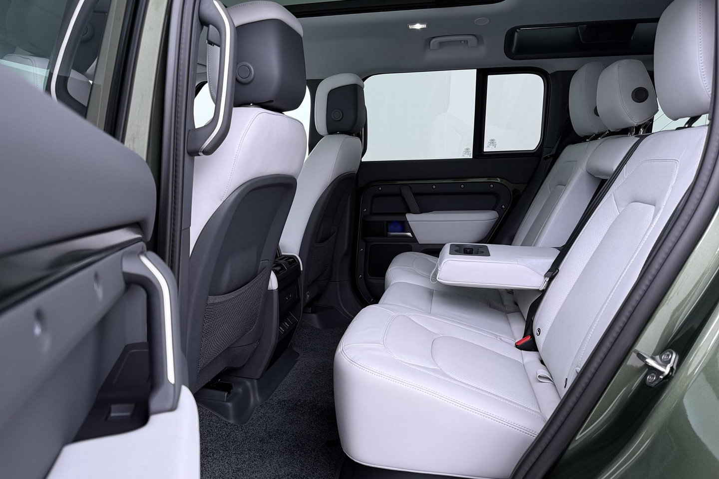 Land Rover Defender 110 P300e X-Dynamic HSE | MY26 | ACC | Trekhaak | ClearSight | Luchtvering | Panoramadak | Meridian Surround | Head-Up | 22 Inch