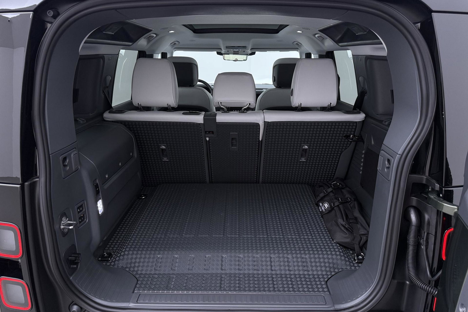 Land Rover Defender 110 P300e X-Dynamic HSE | MY26 | ACC | Trekhaak | ClearSight | Luchtvering | Panoramadak | Meridian Surround | Head-Up | 22 Inch