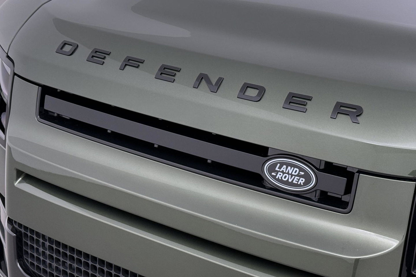 Land Rover Defender 110 P300e X-Dynamic HSE | MY26 | ACC | Trekhaak | ClearSight | Luchtvering | Panoramadak | Meridian Surround | Head-Up | 22 Inch