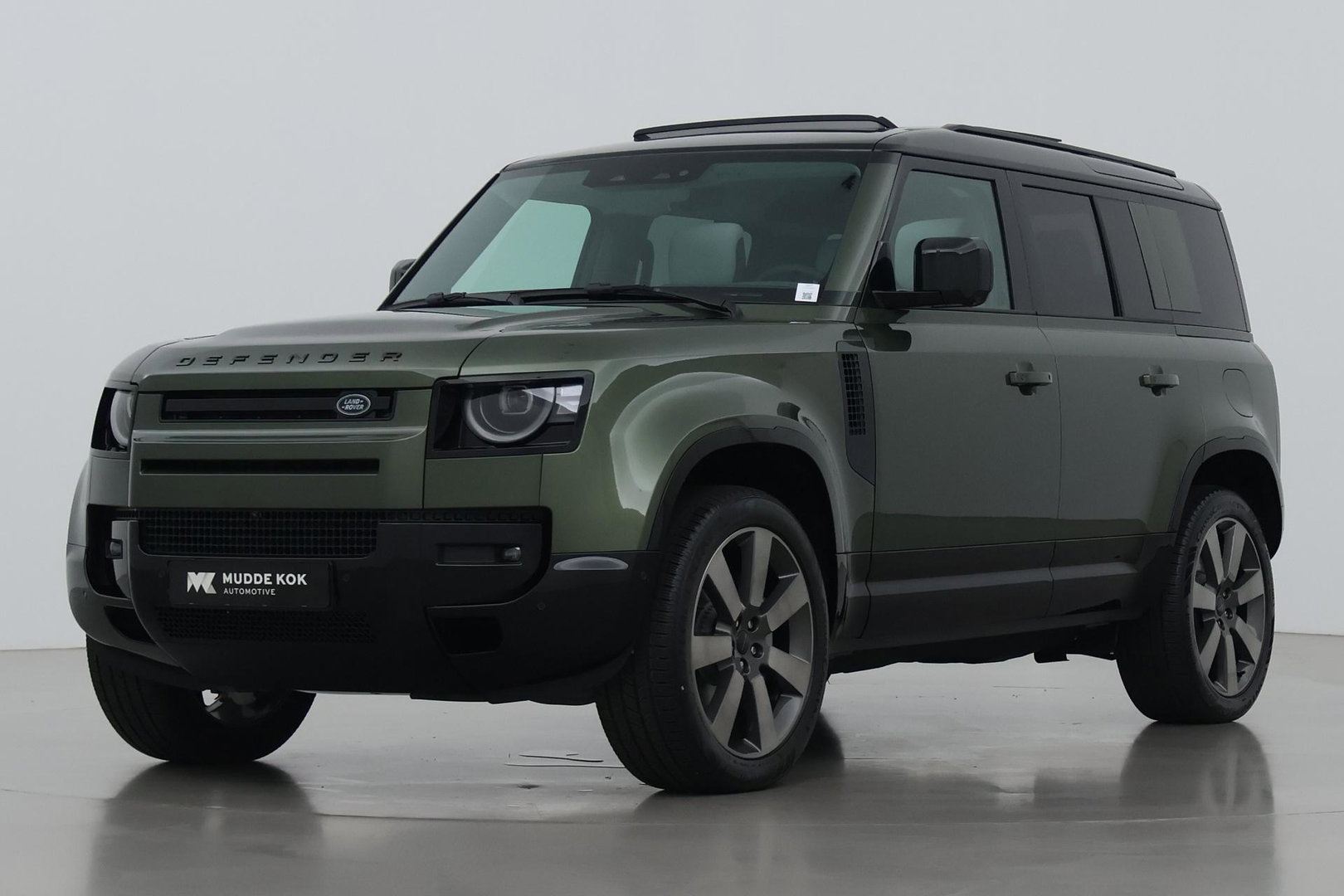 Land Rover Defender 110 P300e X-Dynamic HSE | MY26 | ACC | Trekhaak | ClearSight | Luchtvering | Panoramadak | Meridian Surround | Head-Up | 22 Inch