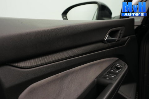 Volkswagen Golf 1.5 eTSI R-Line|STOEL/STUUR.VERW|CARPLAY|LED