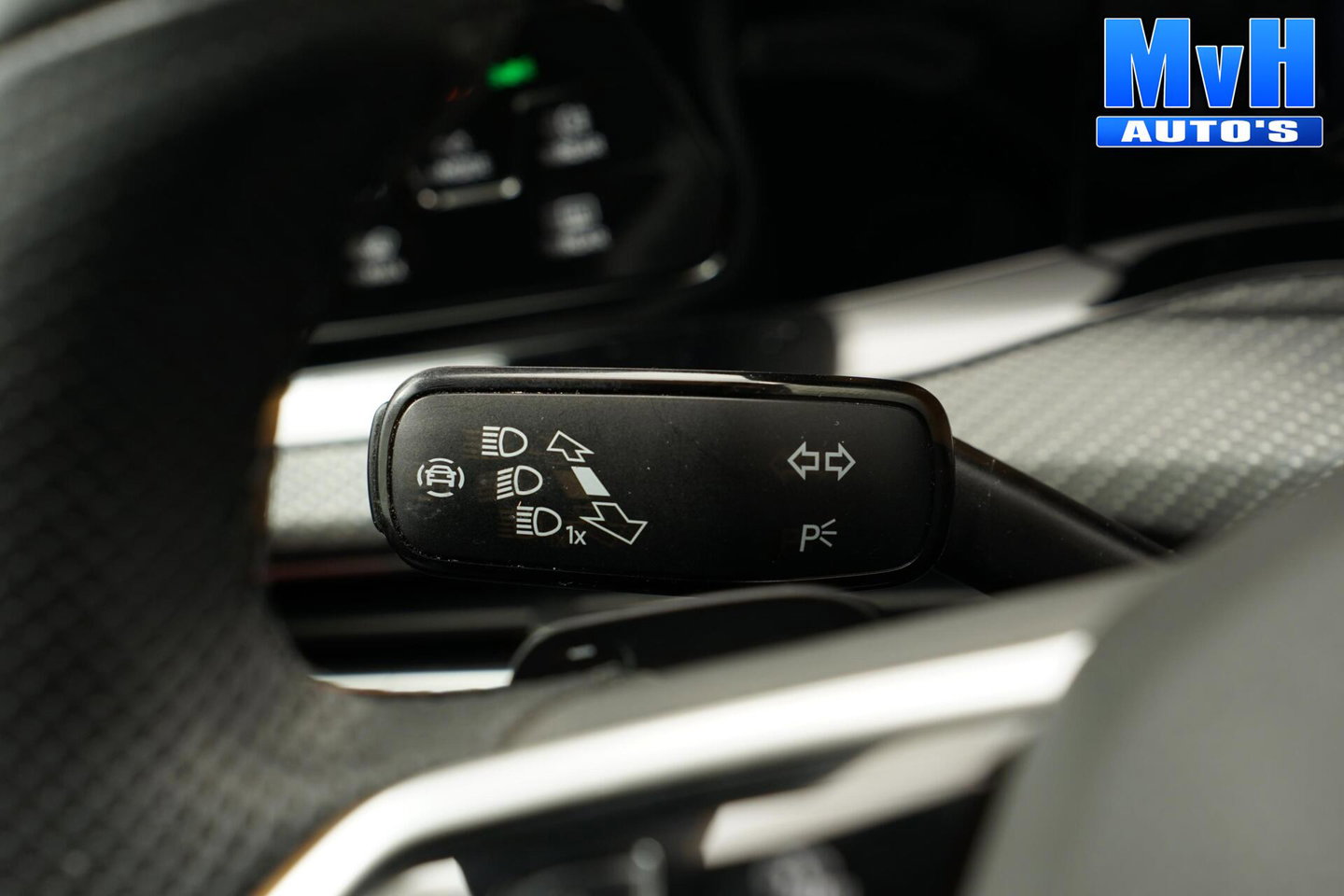 Volkswagen Golf 1.5 eTSI R-Line|STOEL/STUUR.VERW|CARPLAY|LED