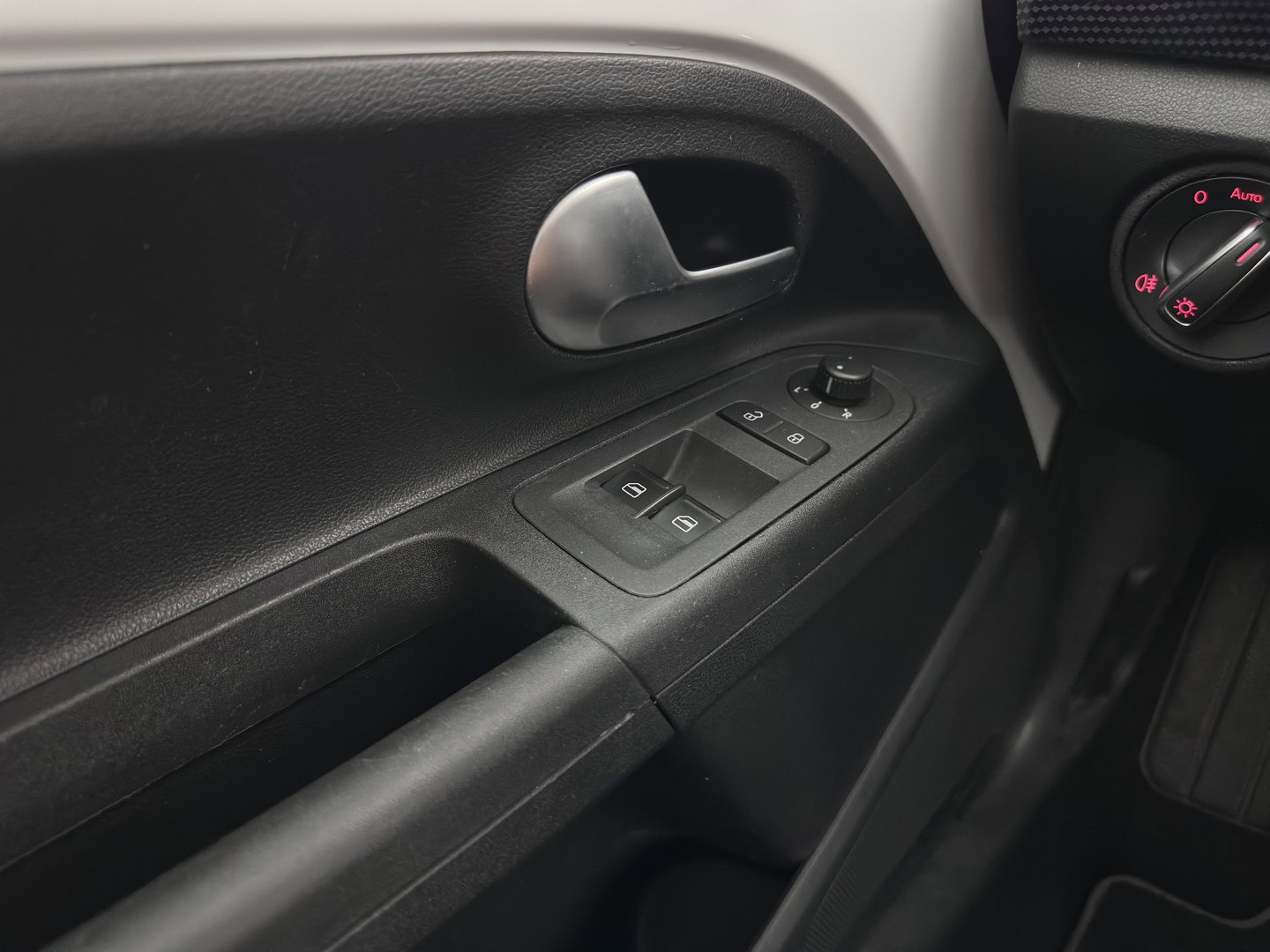 Volkswagen e-Up! {SoH-85%} e-up! Aut.*HEATED-COMFORTSEATS | CCS-FASTLOADER | RADIO | ECC | CARBON-INLAY | DAB *