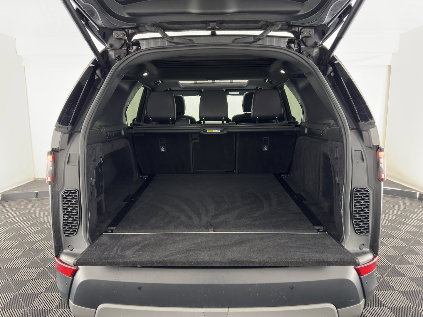 Land Rover Discovery 2.0 Td4 HSE Luxury *PANO | FULL-LED | LEATHER | KEYLESS | AIR-SUSPENSION | BLIND-SPOT | CAMERA | NAVI-FULLMAP | HEATED-COMFORTSEATS | PRIVACY-GLASS | SHIFT-PADDLES | ECC | CRUISE | 22''ALU*