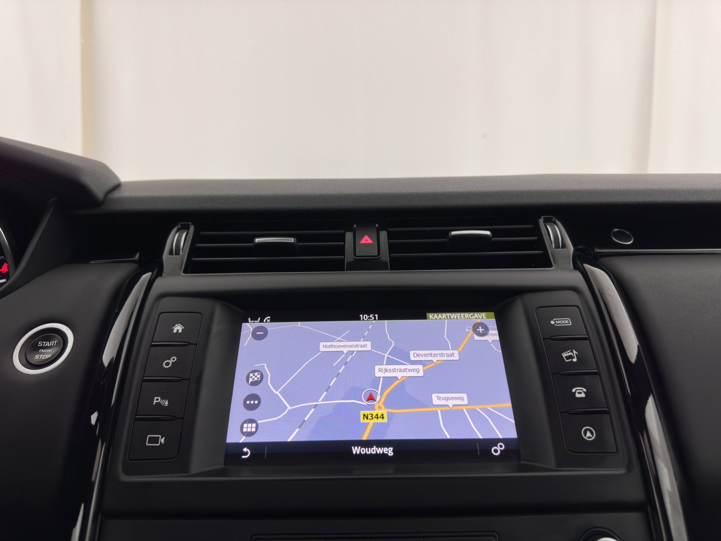 Land Rover Discovery 2.0 Td4 HSE Luxury *PANO | FULL-LED | LEATHER | KEYLESS | AIR-SUSPENSION | BLIND-SPOT | CAMERA | NAVI-FULLMAP | HEATED-COMFORTSEATS | PRIVACY-GLASS | SHIFT-PADDLES | ECC | CRUISE | 22''ALU*