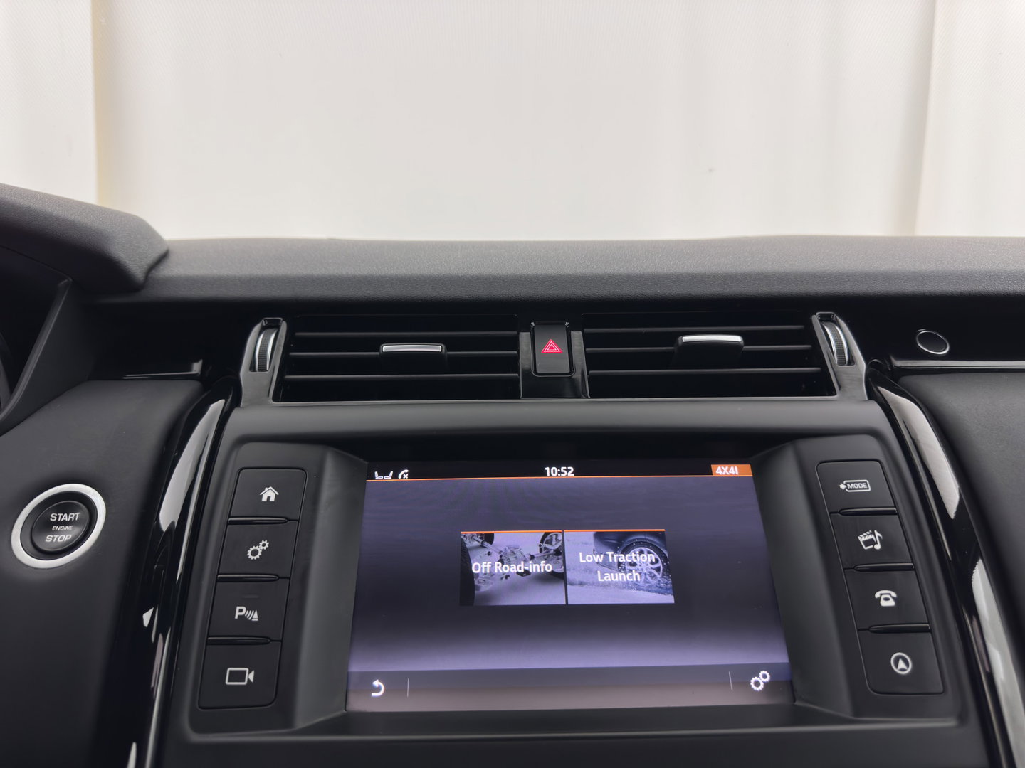 Land Rover Discovery 2.0 Td4 HSE Luxury *PANO | FULL-LED | LEATHER | KEYLESS | AIR-SUSPENSION | BLIND-SPOT | CAMERA | NAVI-FULLMAP | HEATED-COMFORTSEATS | PRIVACY-GLASS | SHIFT-PADDLES | ECC | CRUISE | 22''ALU*