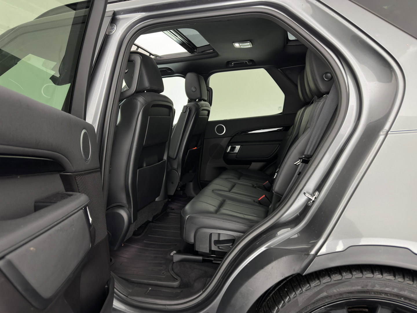 Land Rover Discovery 2.0 Td4 HSE Luxury *PANO | FULL-LED | LEATHER | KEYLESS | AIR-SUSPENSION | BLIND-SPOT | CAMERA | NAVI-FULLMAP | HEATED-COMFORTSEATS | PRIVACY-GLASS | SHIFT-PADDLES | ECC | CRUISE | 22''ALU*