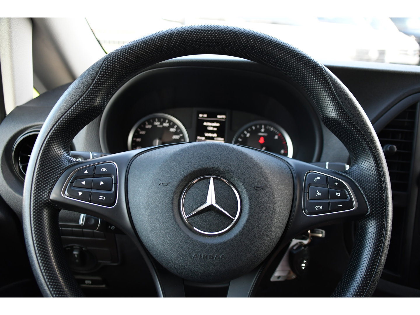 Mercedes-Benz Vito 116 CDI L2 PB Edition Camera, Cruise, Carplay, LED, Clima, 164pk, Multimedia, Trekhaak, Automaat, Uniek!