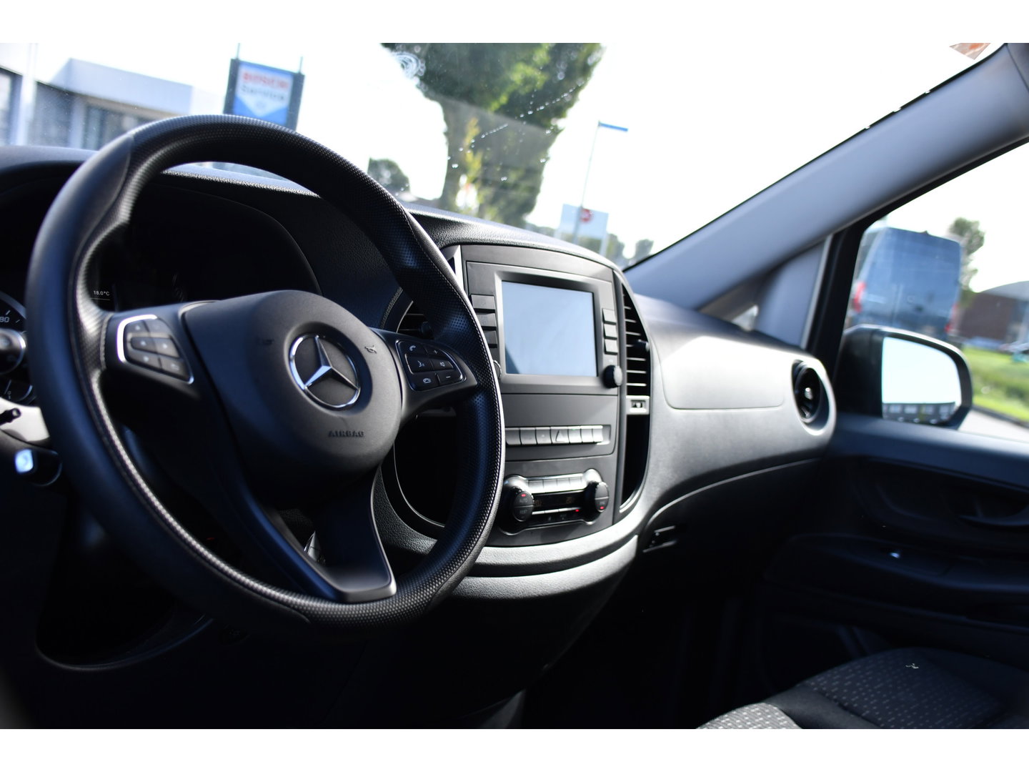 Mercedes-Benz Vito 116 CDI L2 PB Edition Camera, Cruise, Carplay, LED, Clima, 164pk, Multimedia, Trekhaak, Automaat, Uniek!