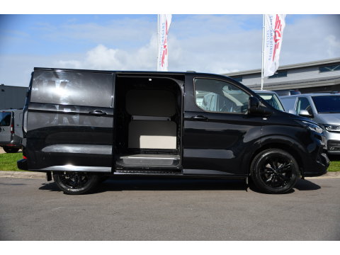 Ford Transit Custom 300 2.0 TDCI L1H1 Limited Black Edition Camera, Cruise, Carplay, LED, Stoelverwarming , 150pk, Sensoren, Trekhaak, Multimedia, Uniek!
