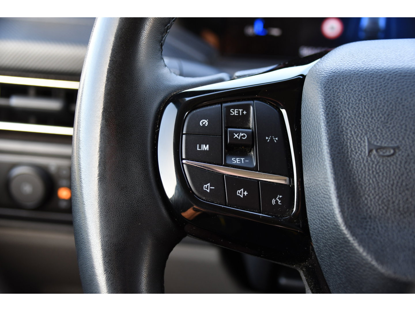 Ford Transit Custom 300 2.0 TDCI L1H1 Limited Black Edition Camera, Cruise, Carplay, LED, Stoelverwarming , 150pk, Sensoren, Trekhaak, Multimedia, Uniek!