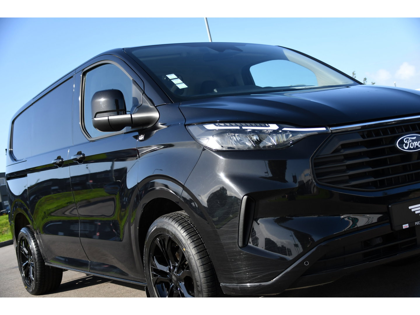 Ford Transit Custom 300 2.0 TDCI L1H1 Limited Black Edition Camera, Cruise, Carplay, LED, Stoelverwarming , 150pk, Sensoren, Trekhaak, Multimedia, Uniek!