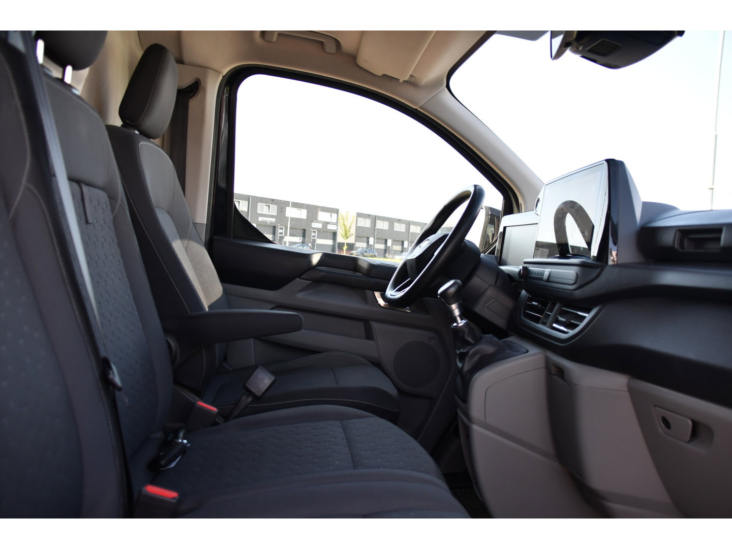 Ford Transit Custom 300 2.0 TDCI L1H1 Limited Black Edition Camera, Cruise, Carplay, LED, Stoelverwarming , 150pk, Sensoren, Trekhaak, Multimedia, Uniek!